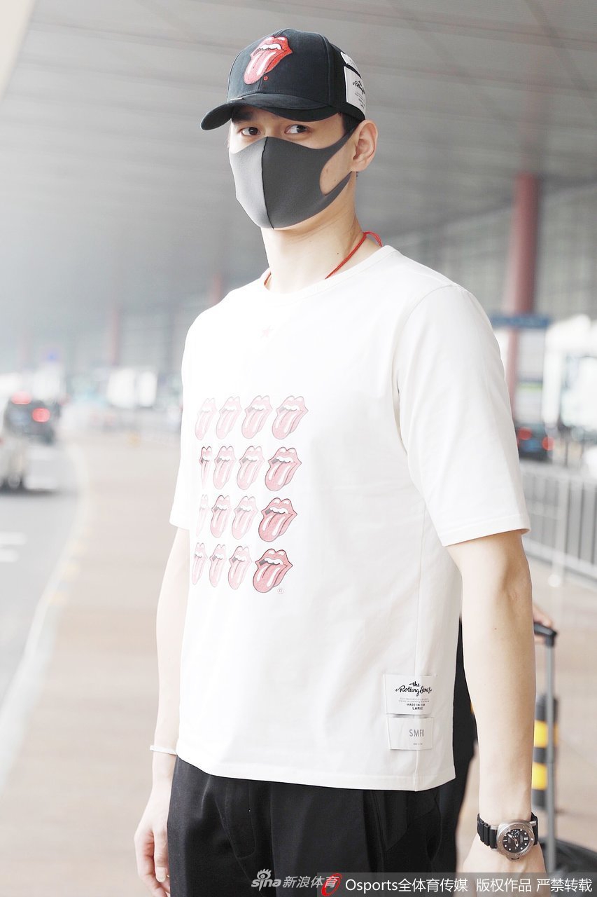 孙杨现身机场 白色T恤清新十足