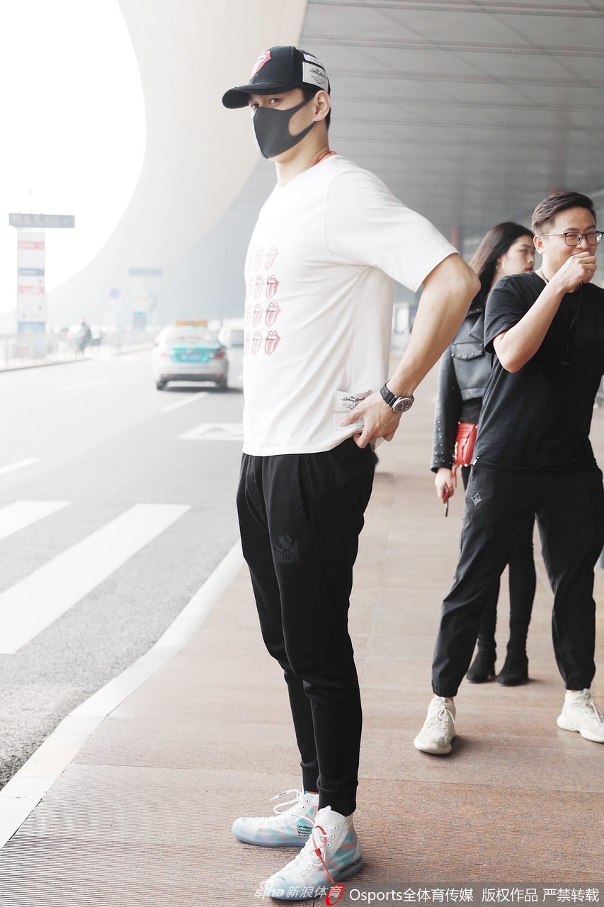 孙杨现身机场 白色T恤清新十足