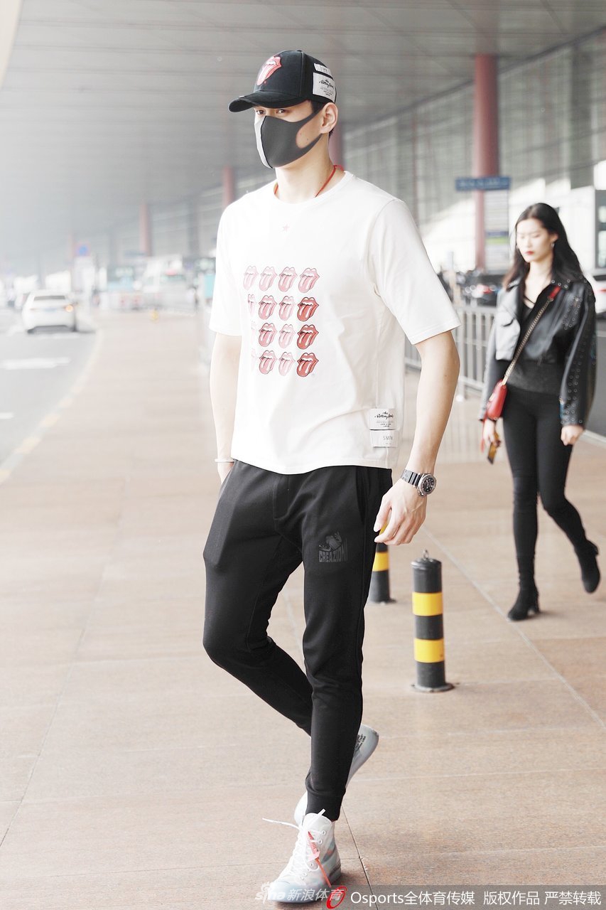 孙杨现身机场 白色T恤清新十足