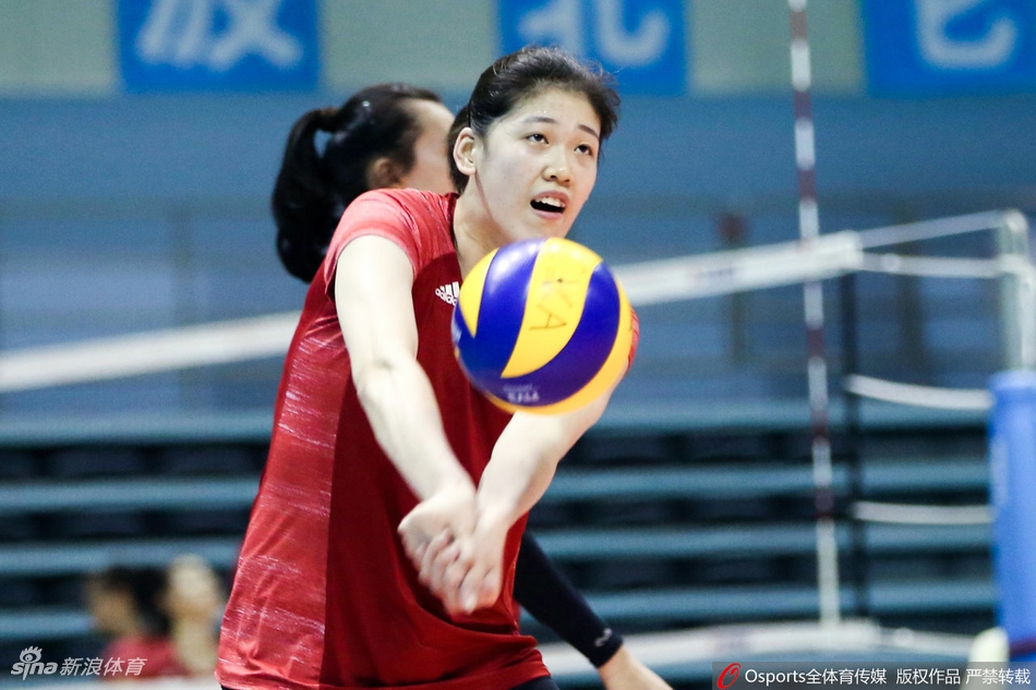 中国女排集训郎导亲自上阵监督队员