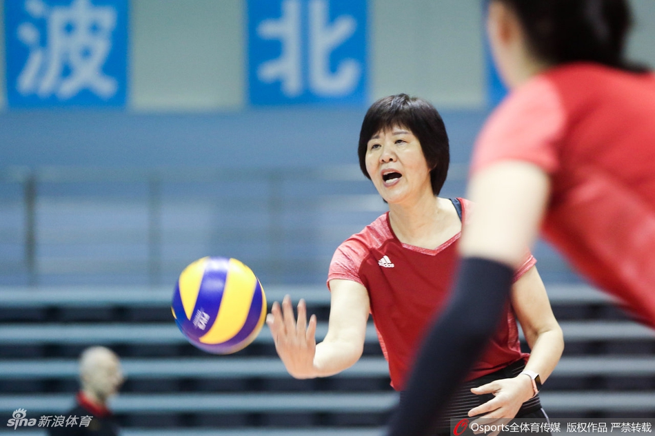 中国女排集训郎导亲自上阵监督队员