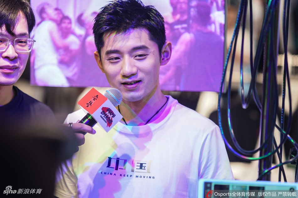 张继科出席活动身着白T阳光帅气