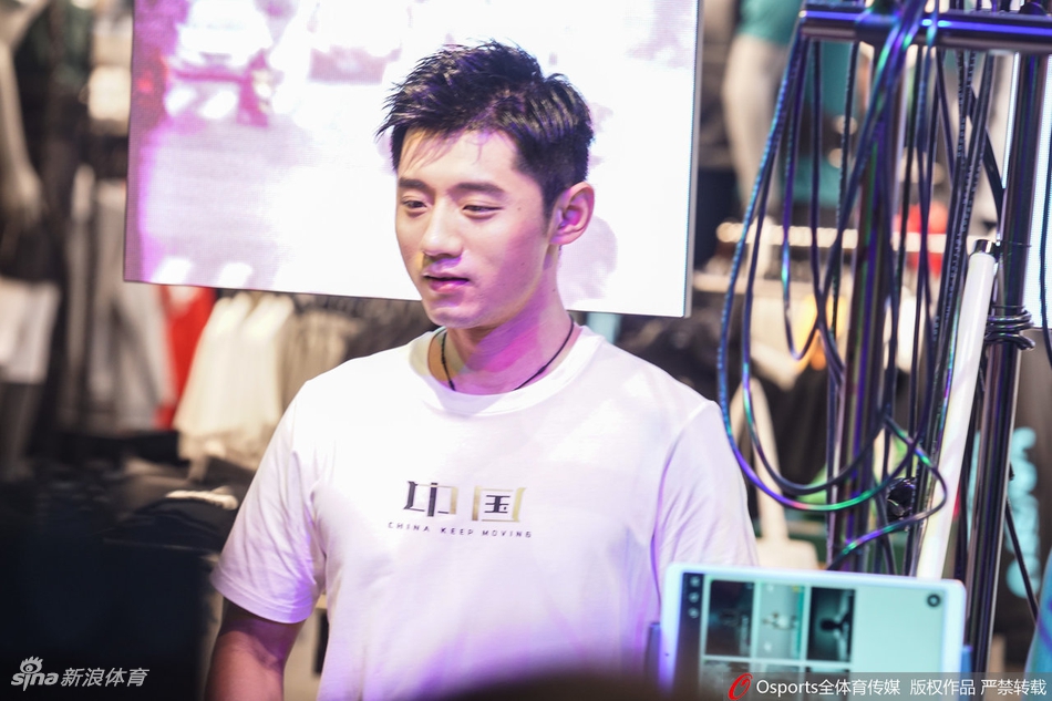 张继科出席活动身着白T阳光帅气