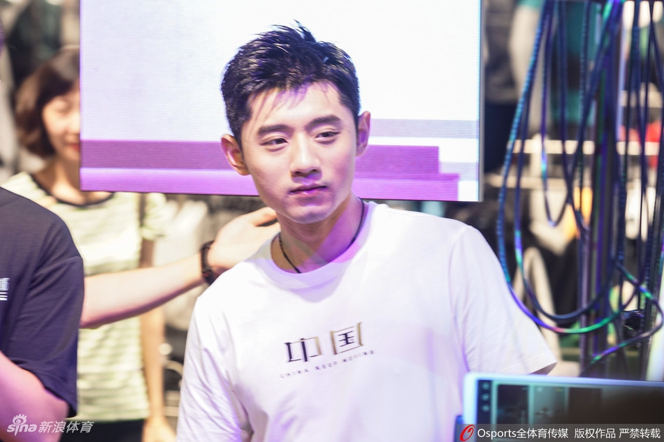 张继科出席活动身着白T阳光帅气