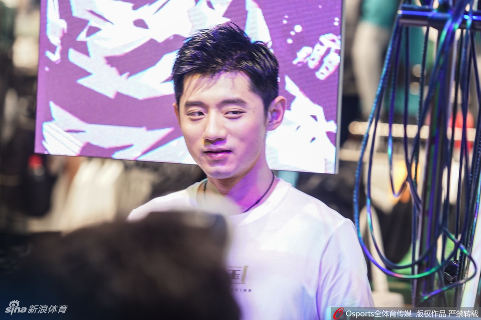 张继科出席活动身着白T阳光帅气