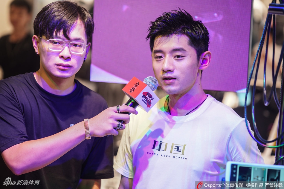 张继科出席活动身着白T阳光帅气