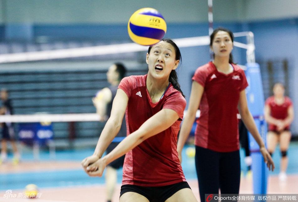 中国女排集训郎导亲自上阵监督队员