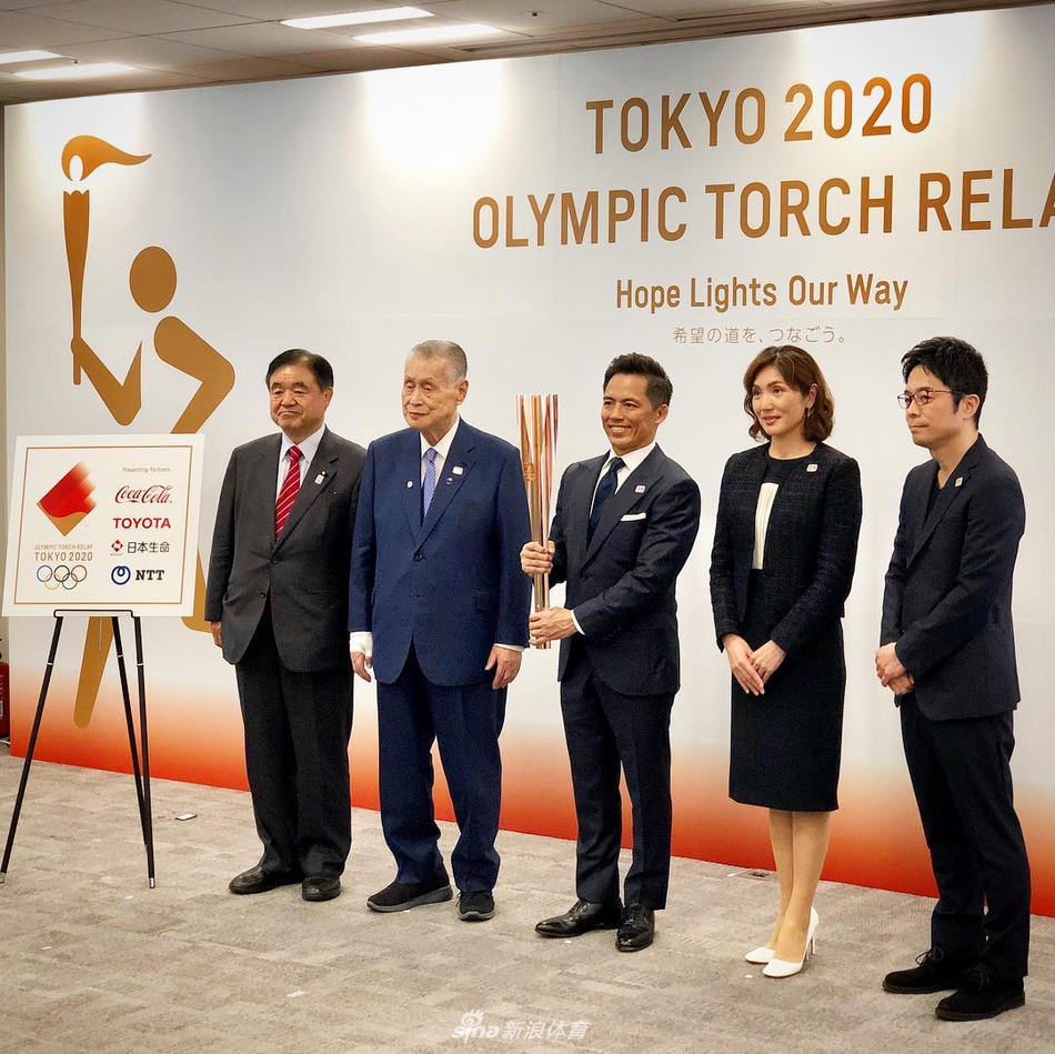 东京奥运“樱花金”火炬惊艳亮相