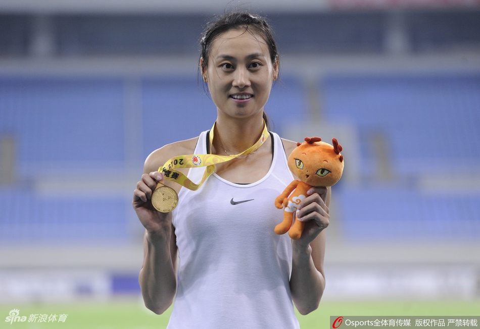田径全锦赛女子撑杆跳李玲夺魁