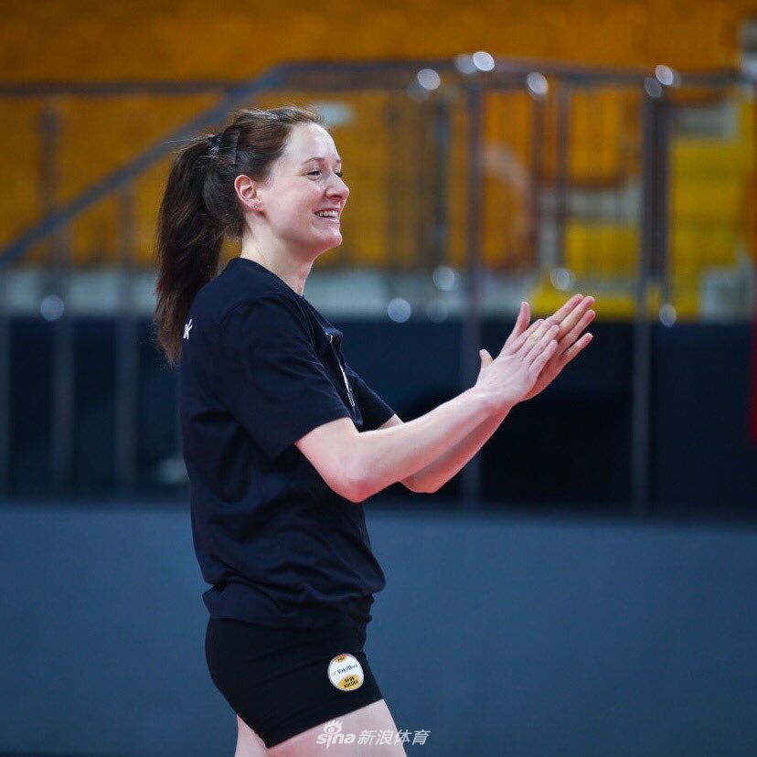 朱婷领衔瓦基弗银行众将训练