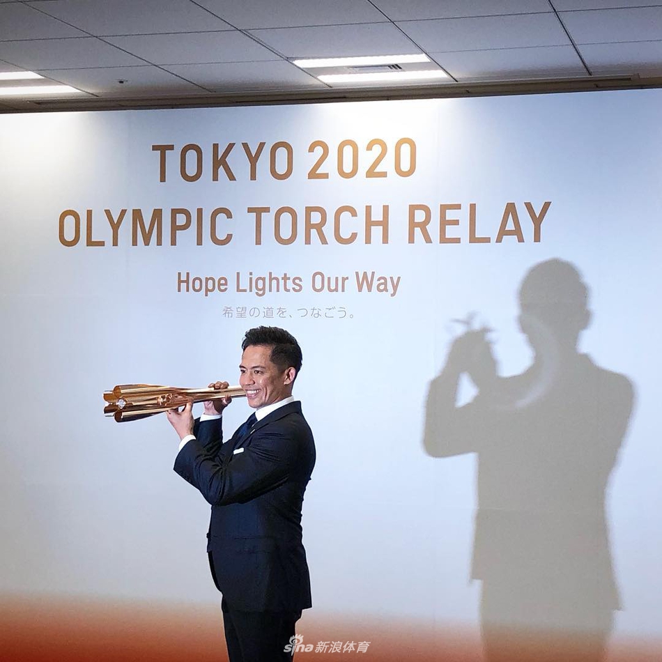 东京奥运“樱花金”火炬惊艳亮相