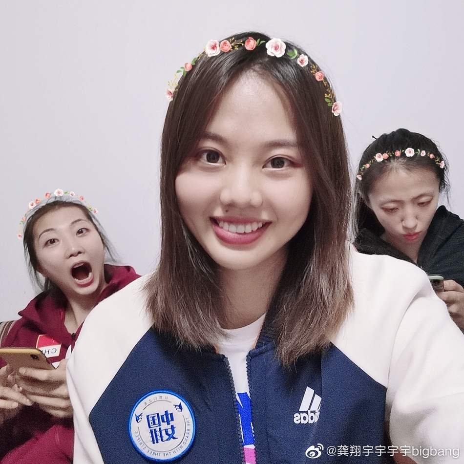 龚翔宇晒女排合影庆23岁生日