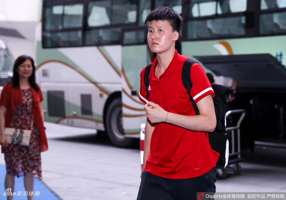 中国女排抵达南京备战世联决赛