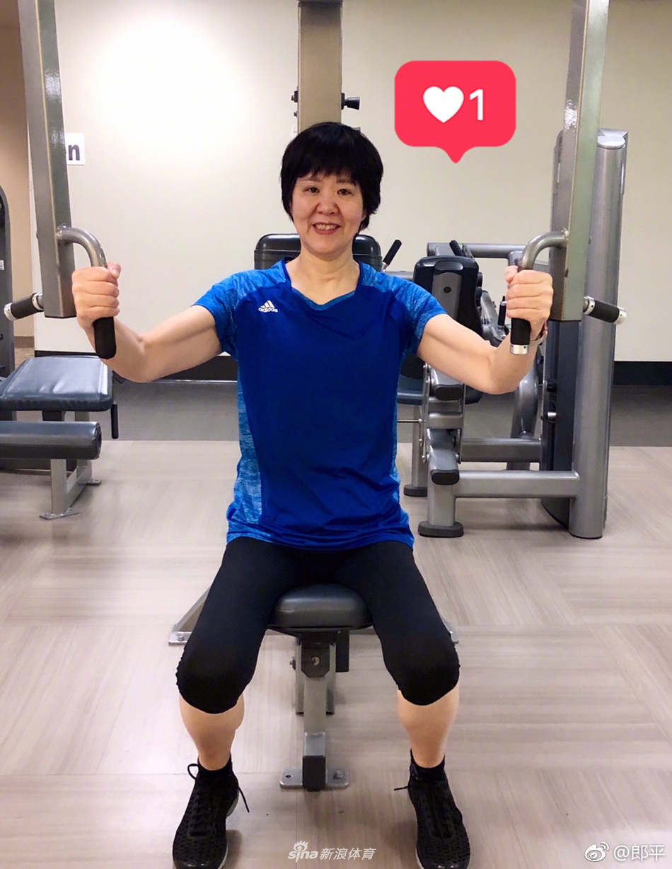 郎平健身房秀肌肉气色佳