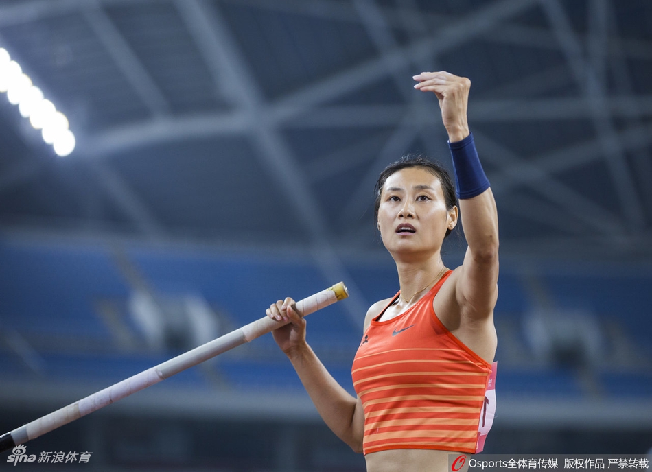 田径全锦赛女子撑杆跳李玲夺魁