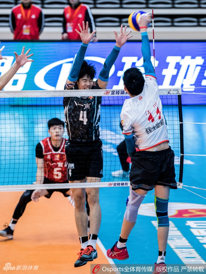 八一男排输球后主帅砸球员泄愤