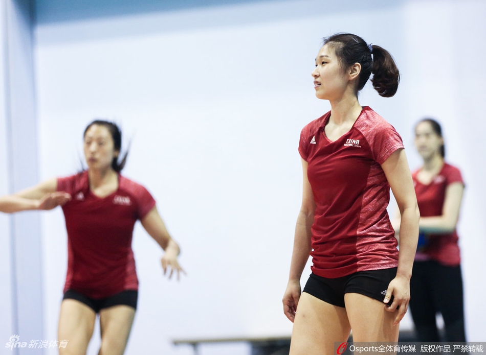 中国女排集训郎导亲自上阵监督队员