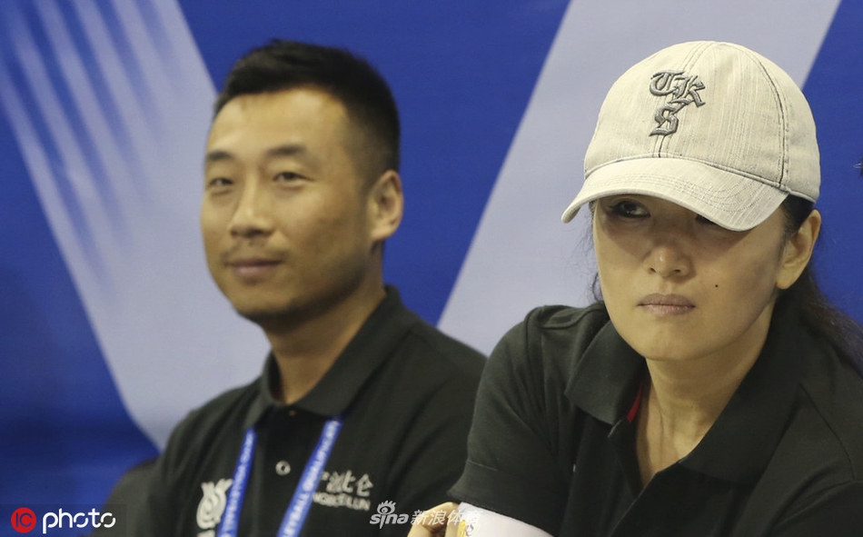 巩俐低调观中国女排出战奥资赛