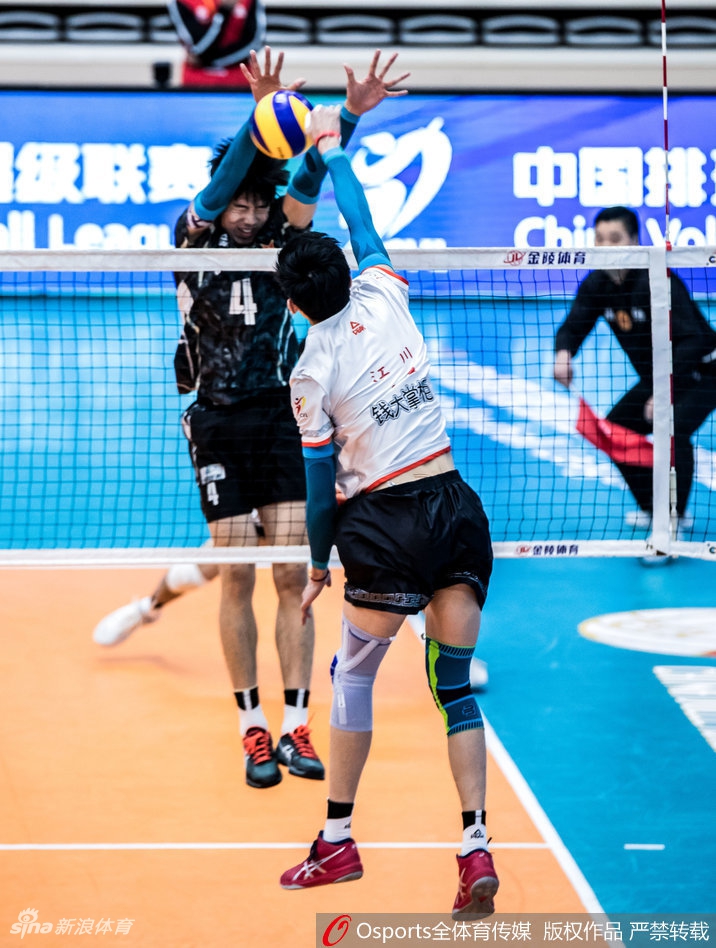 八一男排输球后主帅砸球员泄愤