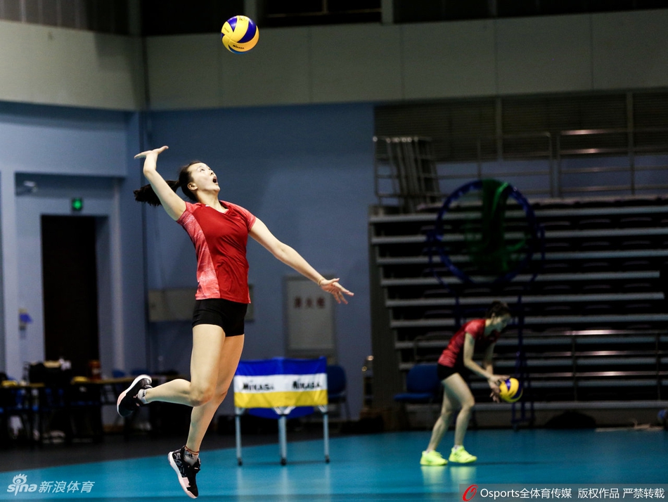 中国女排集训郎导亲自上阵监督队员