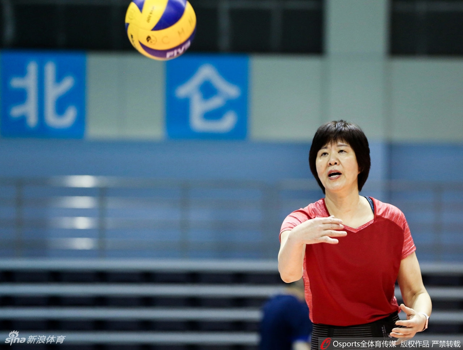 中国女排集训郎导亲自上阵监督队员