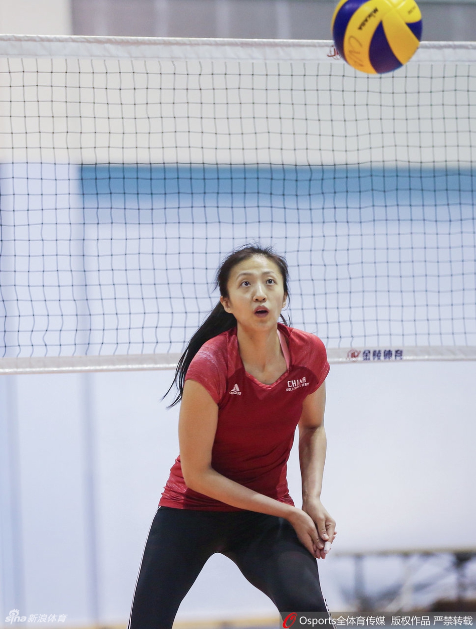 中国女排集训郎导亲自上阵监督队员