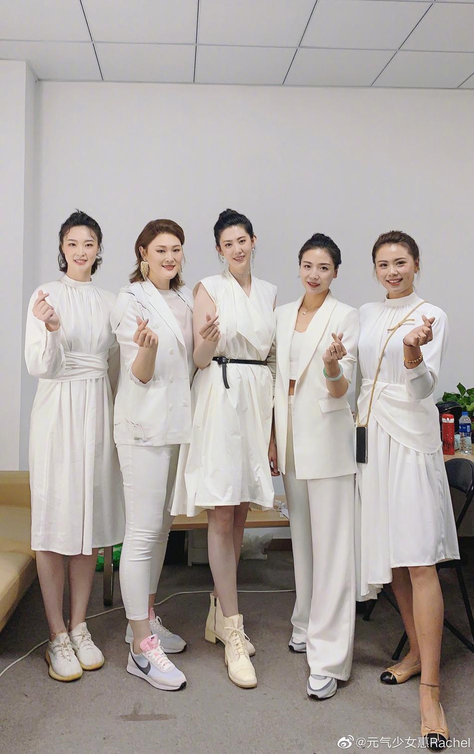 惠若琪晒女排“五虎将” 合影
