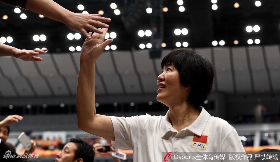 中国女排获季军郎平难掩笑意