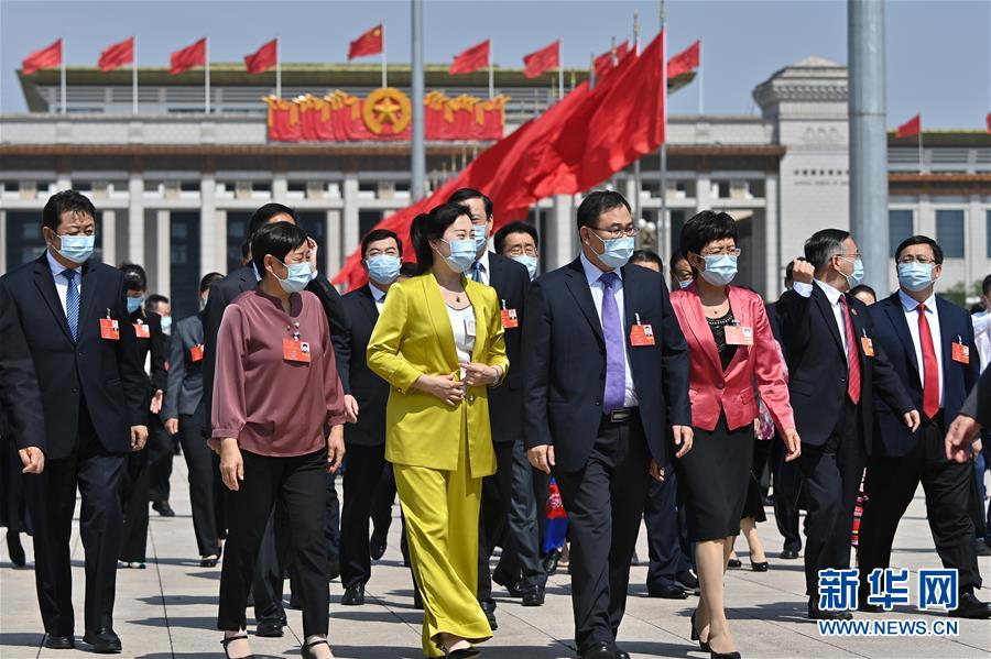 两会闭幕朱婷张常宁同框