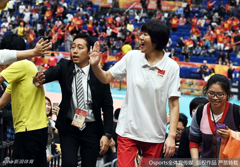 中国女排获季军郎平难掩笑意