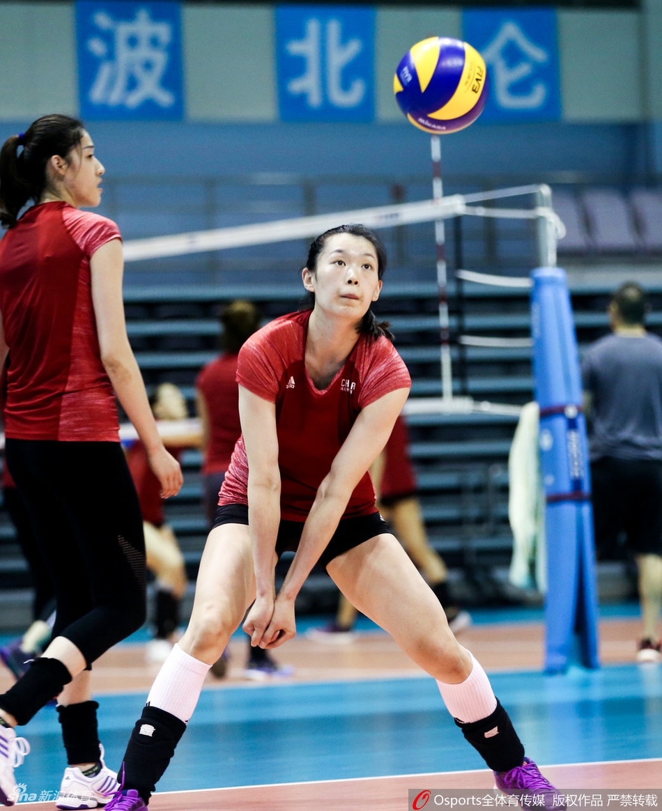 中国女排集训郎导亲自上阵监督队员