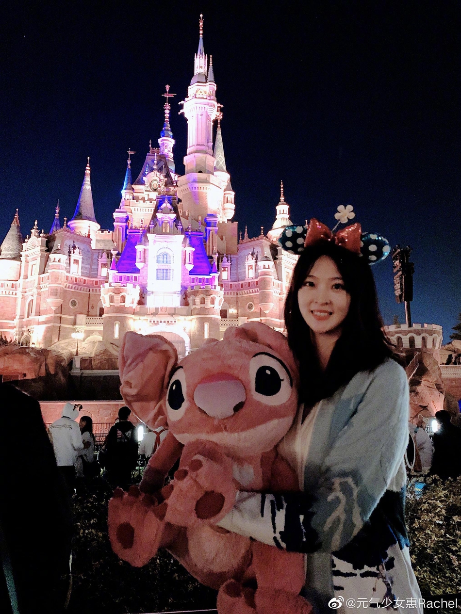 惠若琪与丈夫同游迪士尼恩爱满满