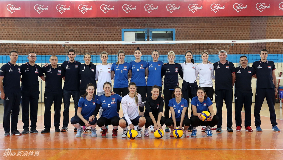 中国女排头敌塞尔维亚队集训