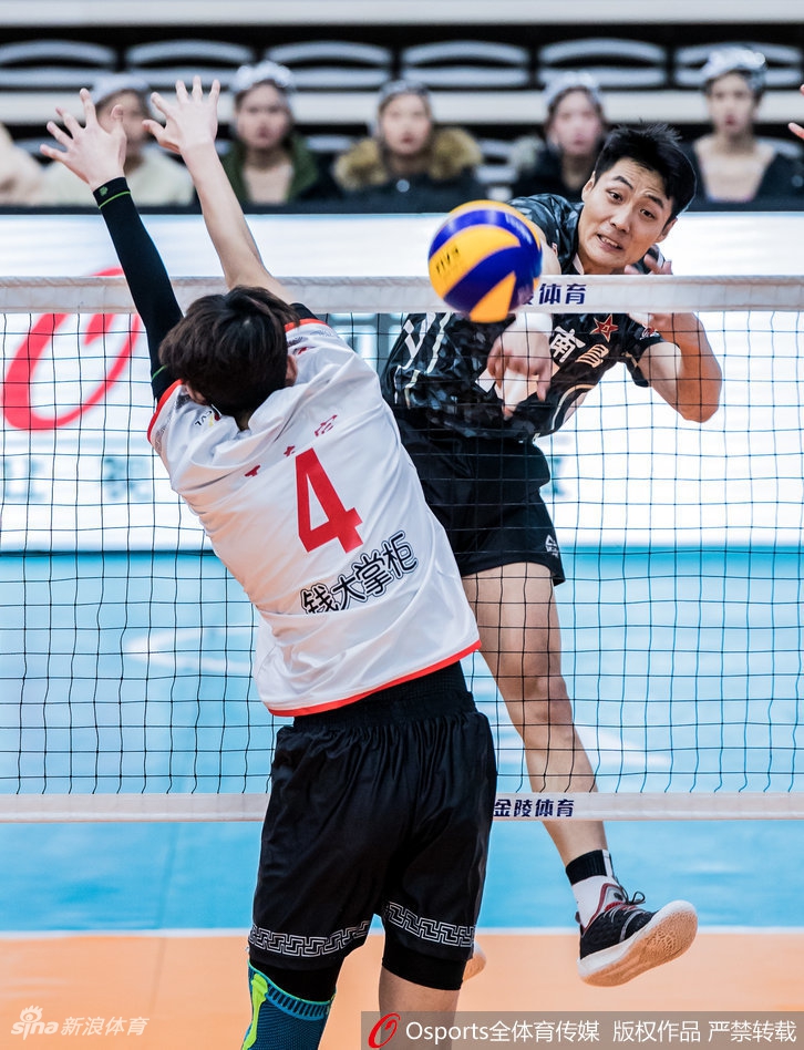 八一男排输球后主帅砸球员泄愤