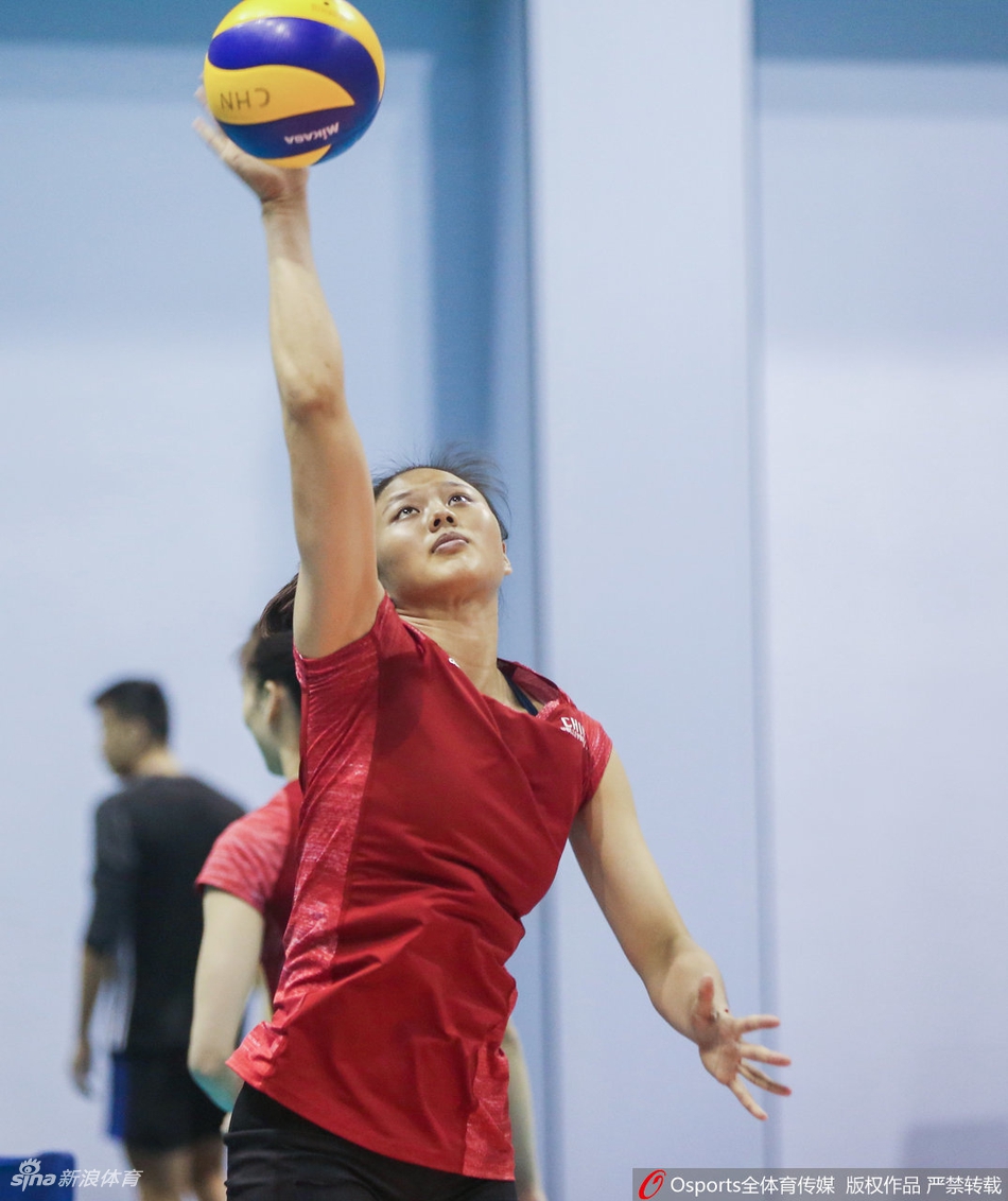 中国女排集训郎导亲自上阵监督队员
