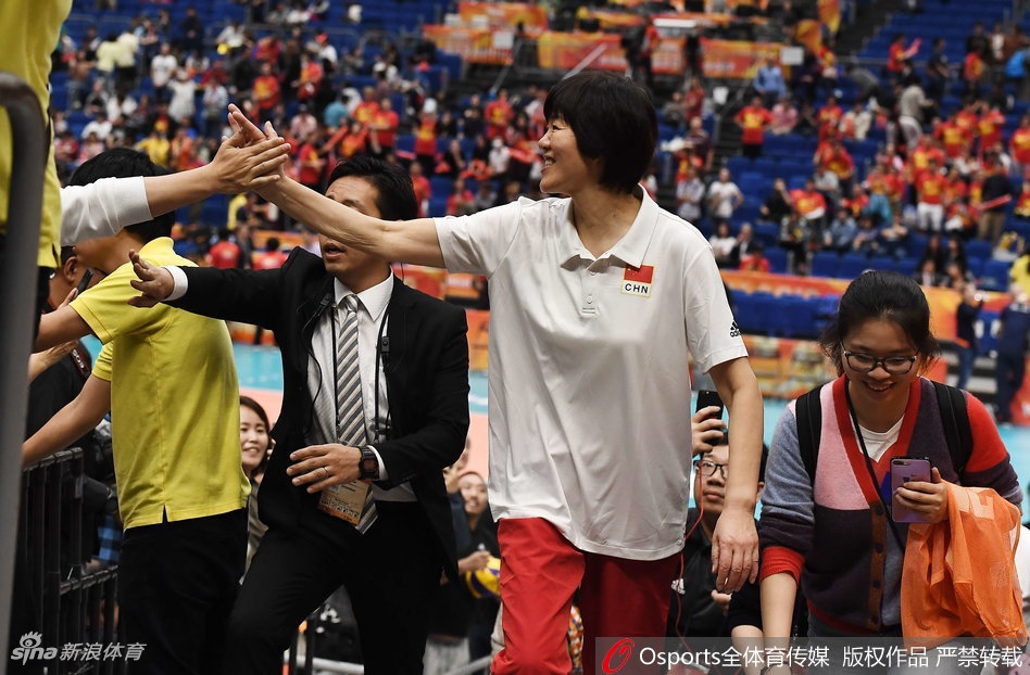 中国女排获季军郎平难掩笑意