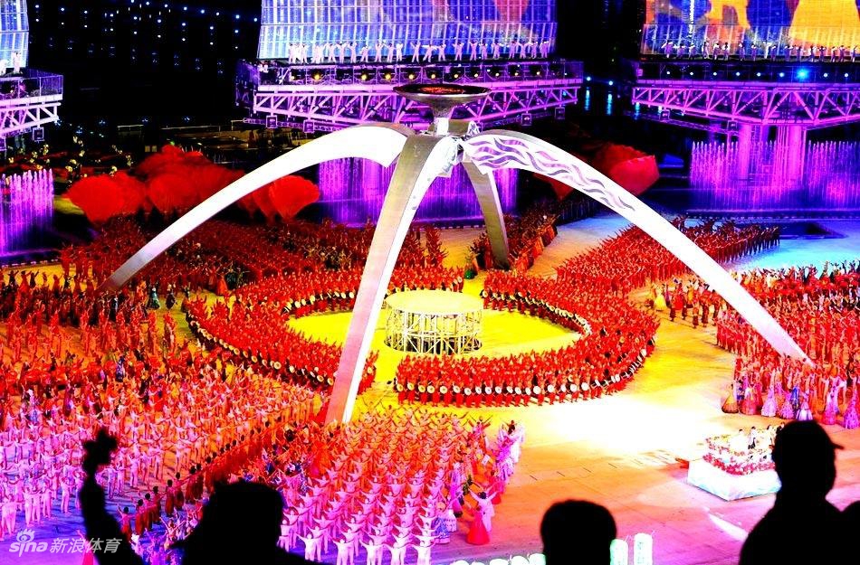 2010年广州亚运会圣火点燃时主会场气氛热烈
