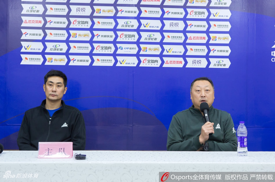 八一男排输球后主帅砸球员泄愤