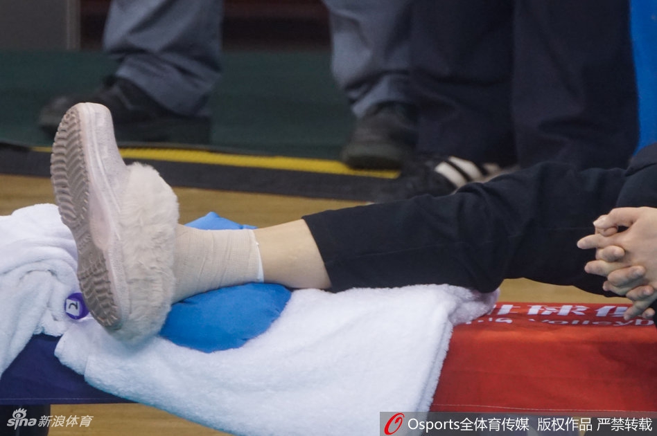 揪心！排超八强战丁霞意外受伤