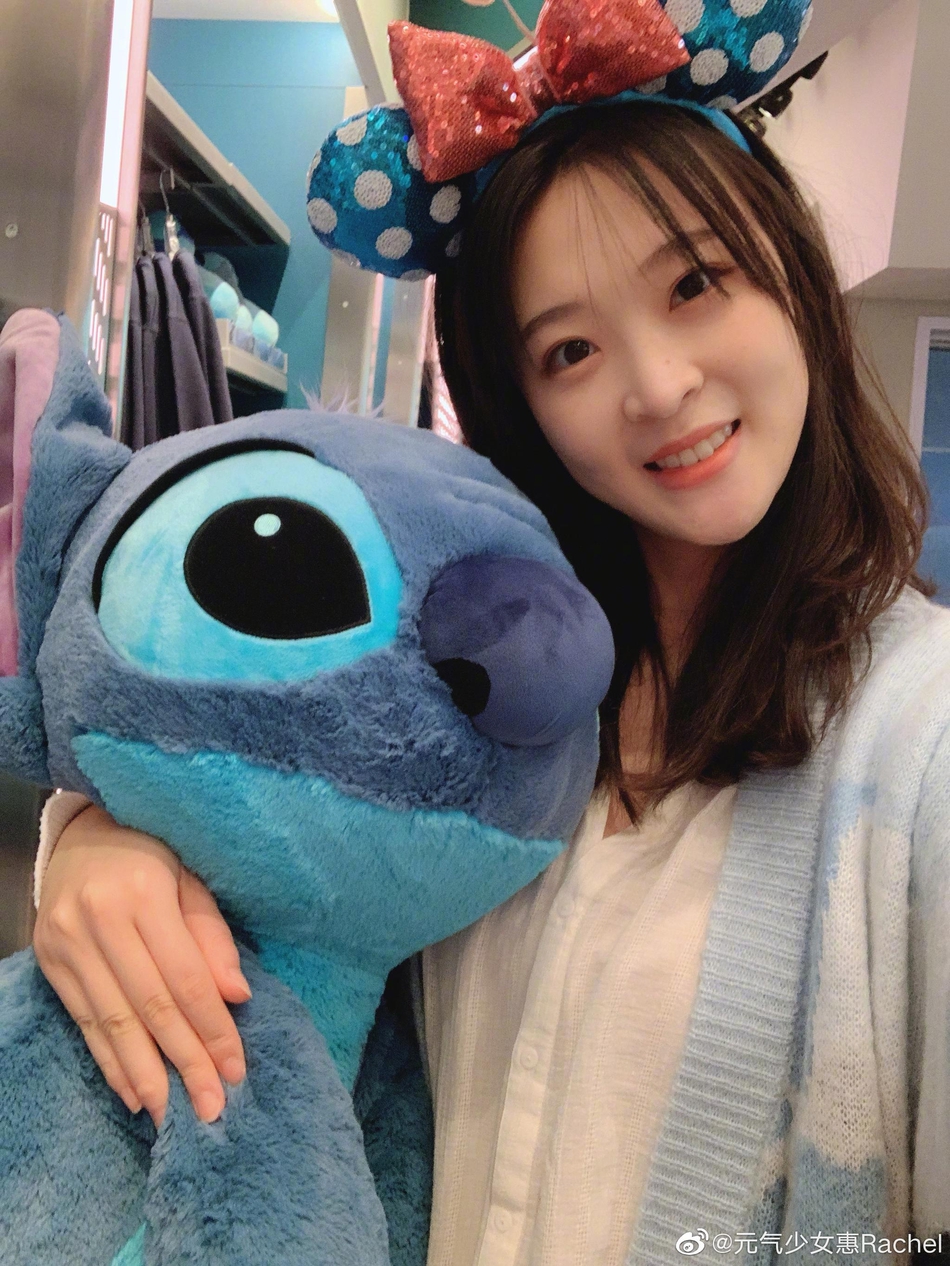 惠若琪与丈夫同游迪士尼恩爱满满