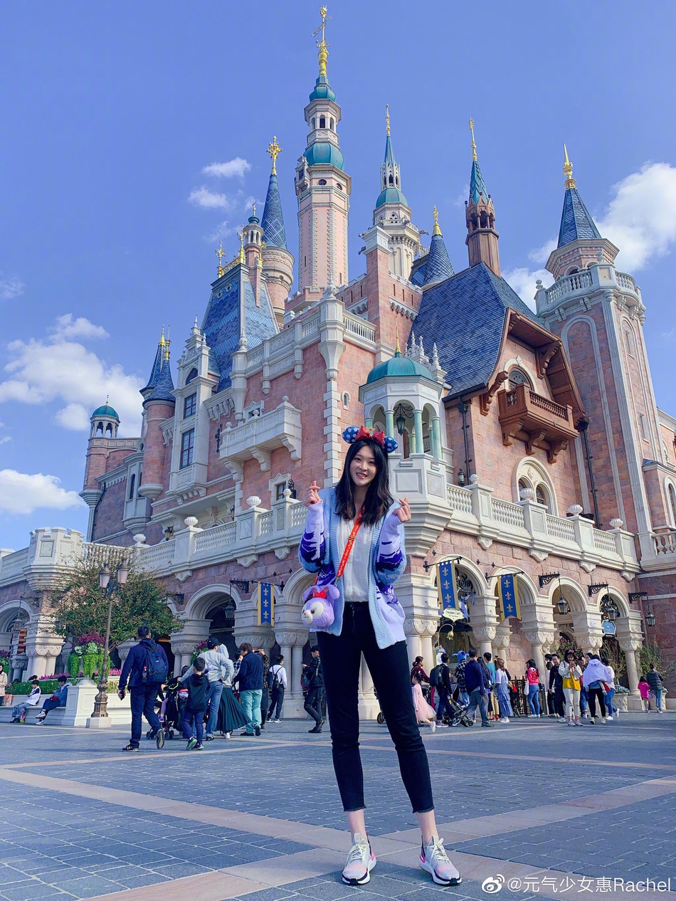 惠若琪与丈夫同游迪士尼恩爱满满