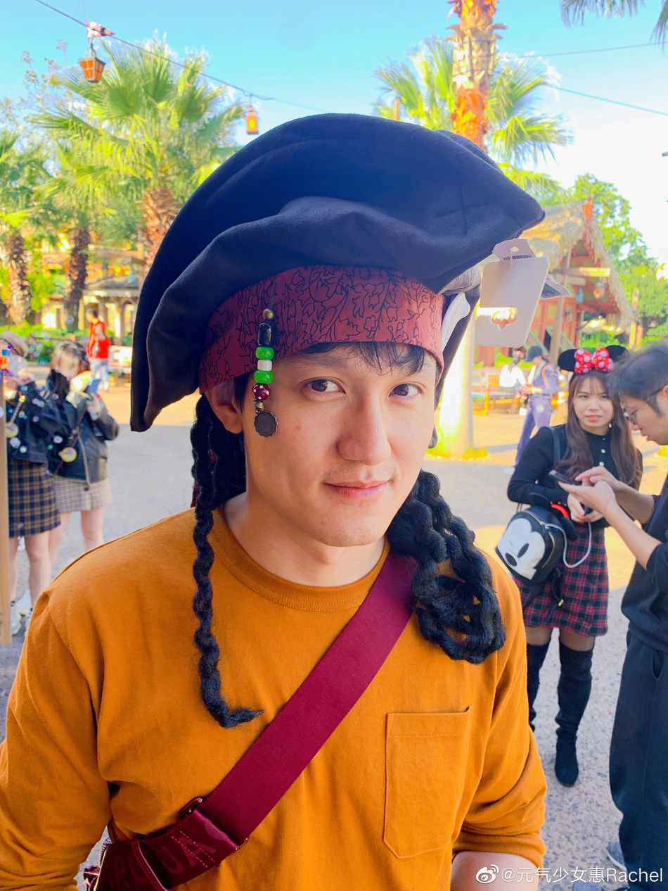 惠若琪与丈夫同游迪士尼恩爱满满