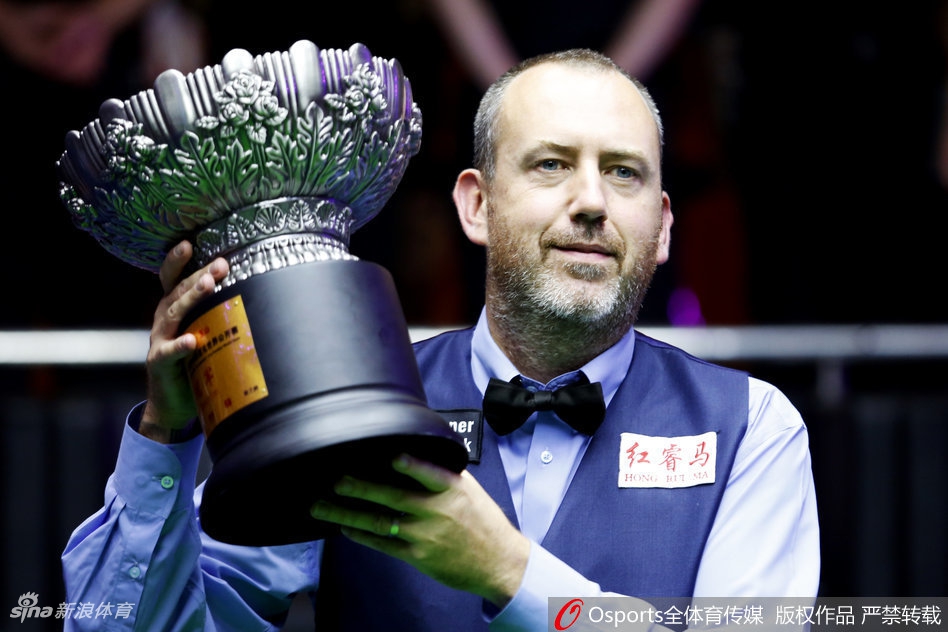 世界公开赛马克威廉姆斯手捧奖杯喜笑颜开
