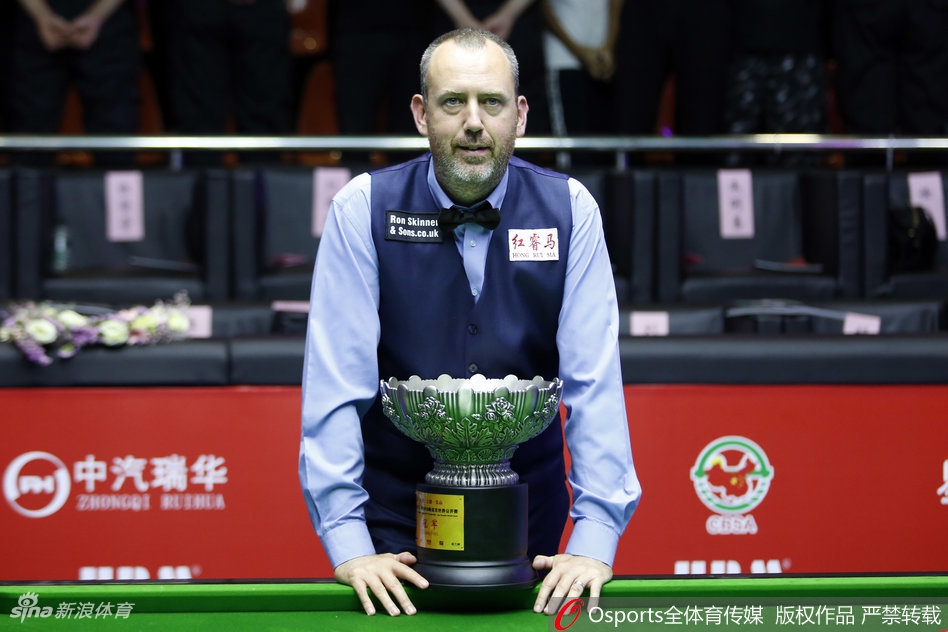 世界公开赛马克威廉姆斯手捧奖杯喜笑颜开