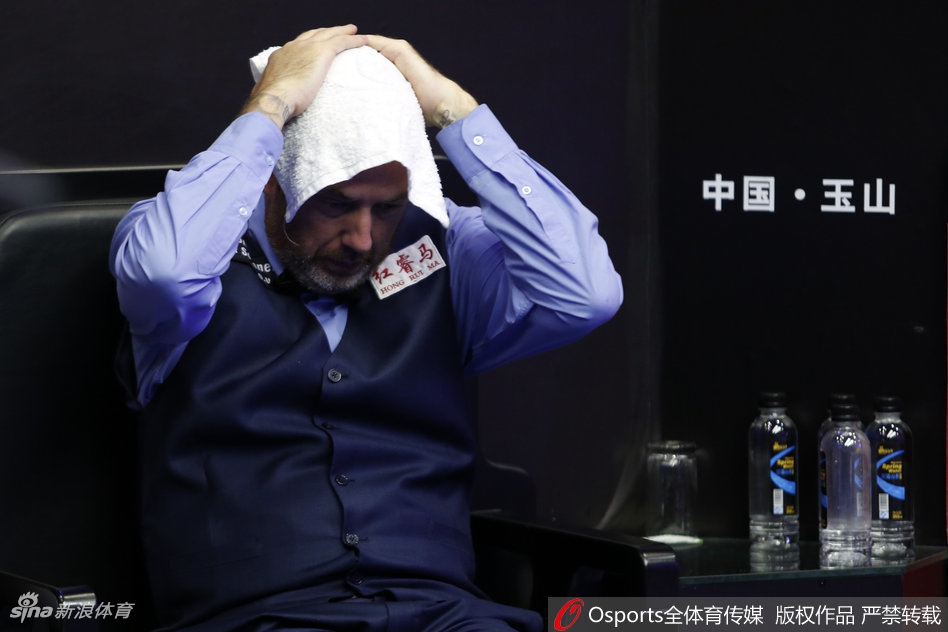 世界公开赛马克威廉姆斯手捧奖杯喜笑颜开