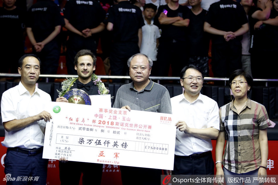 世界公开赛马克威廉姆斯手捧奖杯喜笑颜开