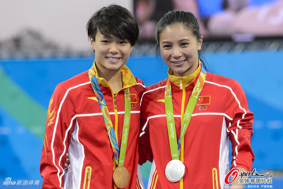 2016年8月15日，2016年里约奥运会女子三米板决赛，施廷懋（左）夺冠。
