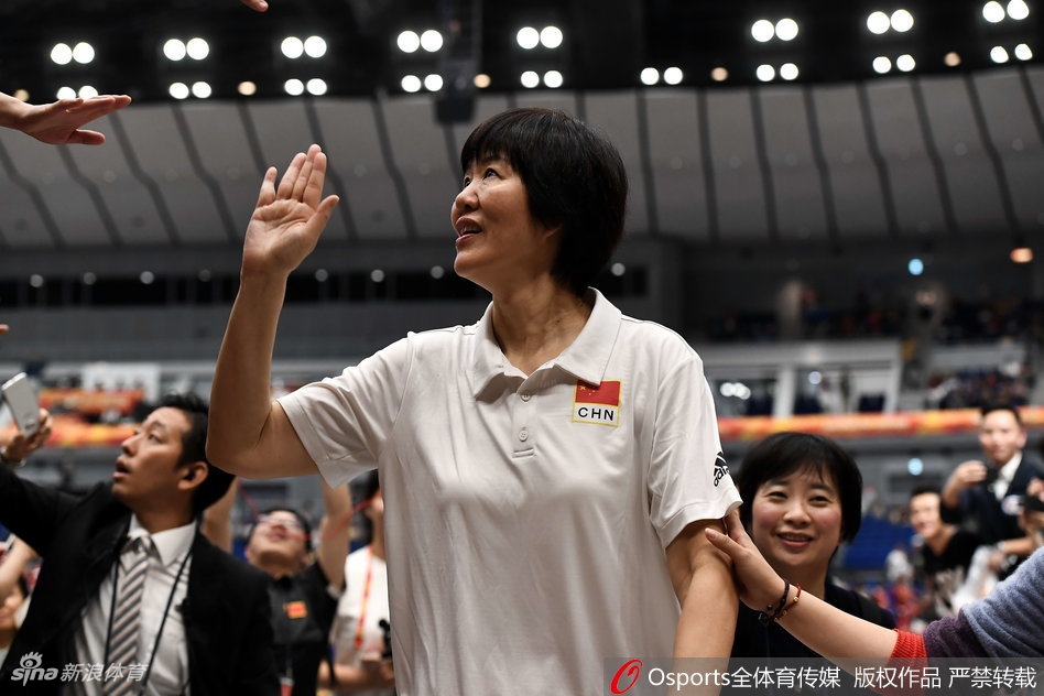 中国女排获季军郎平难掩笑意