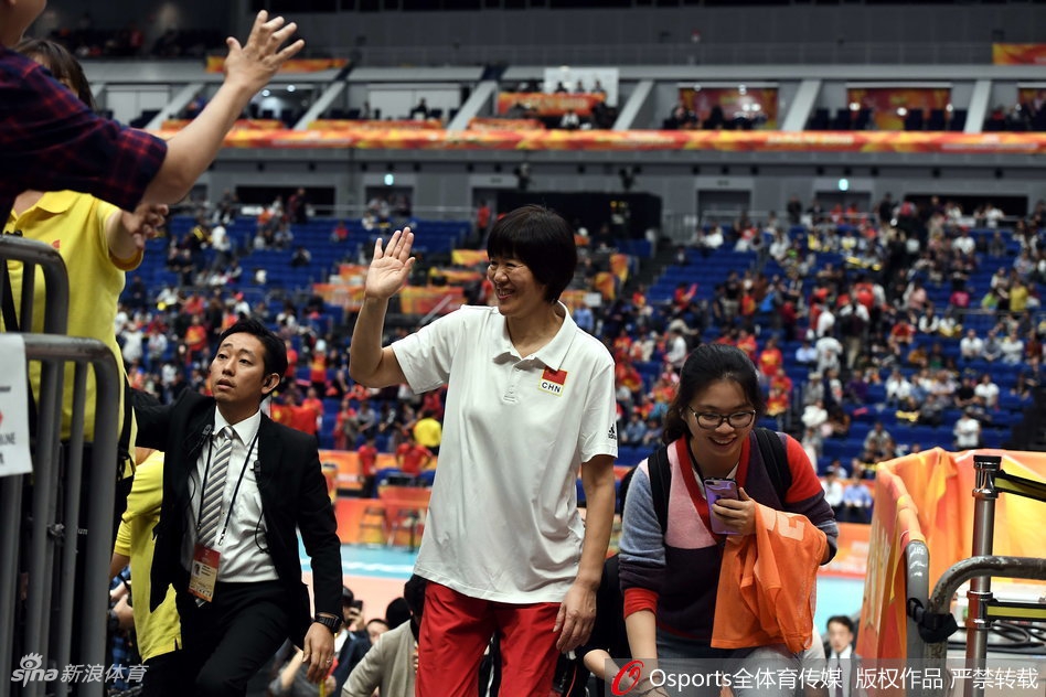 中国女排获季军郎平难掩笑意