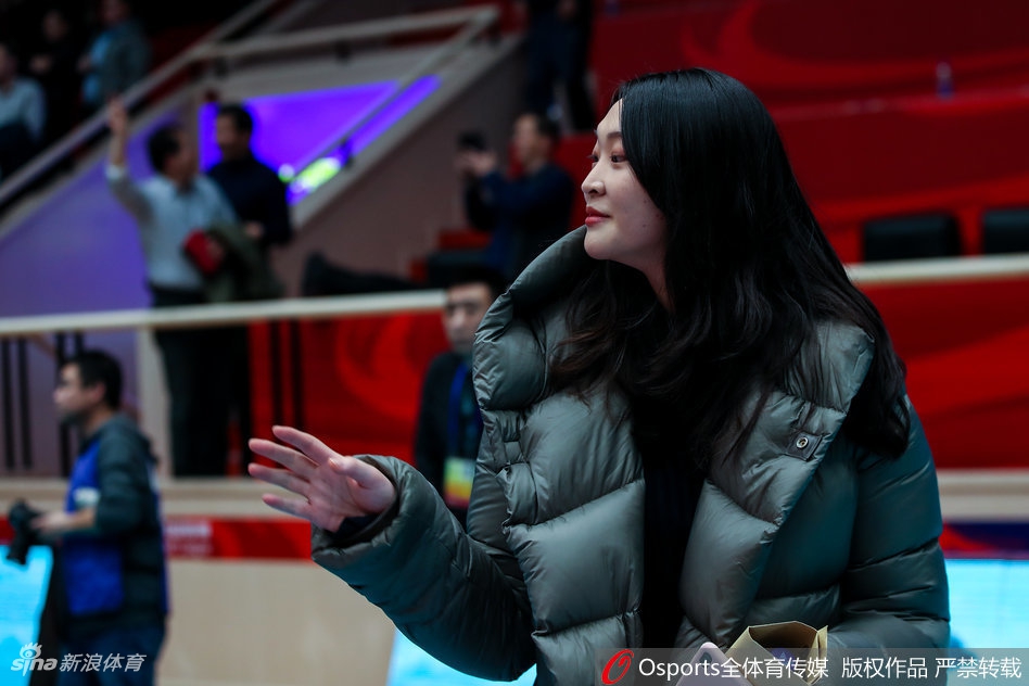 惠若琪现身女排半决赛津苏大战